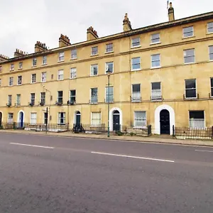 Spacious Georgian 3bedroom Apartment, 5 Mins From Abbey Apartment
